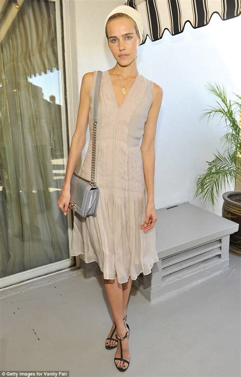 Home and Away star Isabel Lucas flaunts her VERY slender。